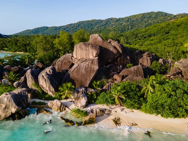 Anse Source dArgent plajı, La Digue Adası, Seyshelles, La Digue Seyşeller 'in kuş bakışı görüntüsü.