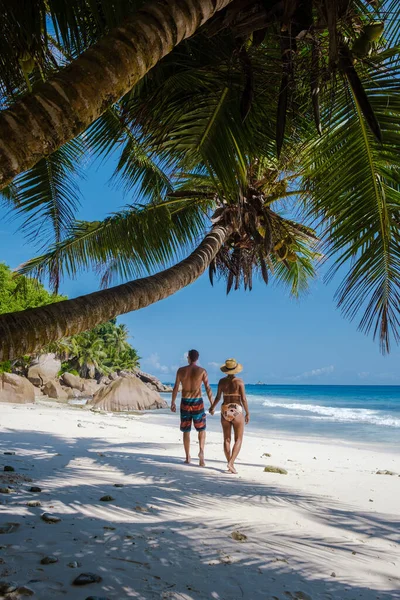 Anse Patates, La Digue Island, Seyshelles, Drone vista aérea de La Digue Seychelles vista olho de pássaro, homens e mulheres adultos casal em férias Seychelles — Fotografia de Stock