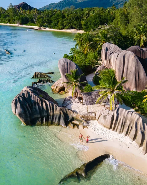 Anse Source dArgent Strand, Insel La Digue, Seyshellen, Drone Luftaufnahme von La Digue Seychellen Vogelperspektive, Paar Männer und Frauen am Strand beim Sonnenuntergang in einem Luxus-Urlaub — Stockfoto