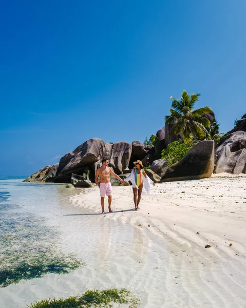 Anse Source dArgent pláž, La Digue Island, Seyshelles, Drone letecký pohled na La Digue Seychely pohled z ptačí perspektivy, pár mužů a žen procházky na pláži při západu slunce při luxusní dovolené — Stock fotografie