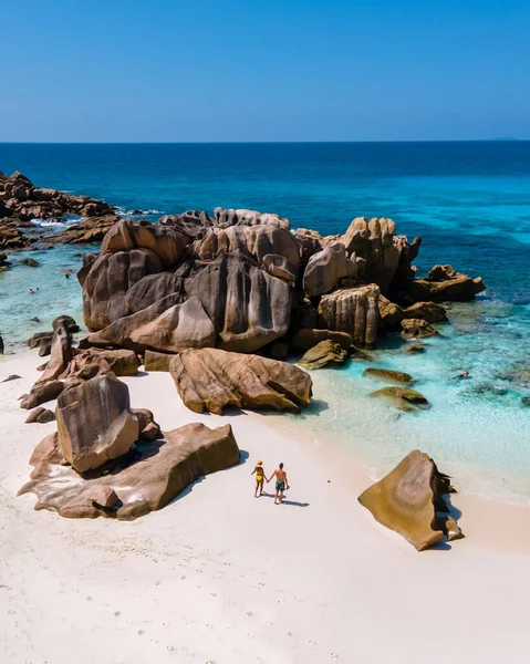 Anse Cocos beach, La Digue Island, Seyshelles, Drone letecký pohled na La Digue Seychelles pohled z ptačí perspektivy, pár mužů a žen kráčejících na pláži při západu slunce při luxusní dovolené — Stock fotografie