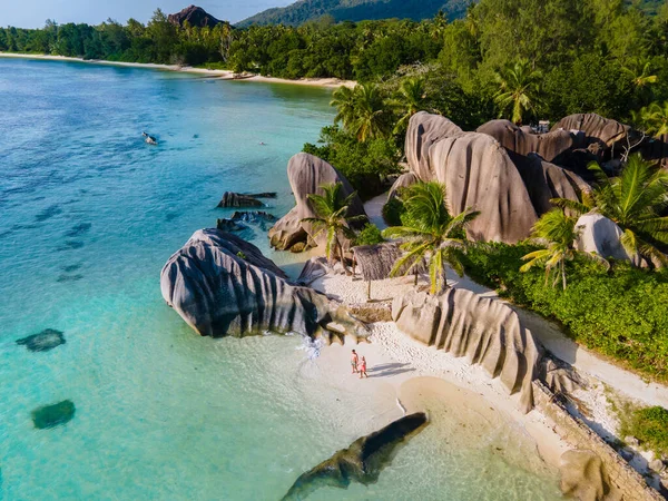 Anse Source dArgent pláž, La Digue Island, Seyshelles, Drone letecký pohled na La Digue Seychely pohled z ptačí perspektivy, pár mužů a žen procházky na pláži při západu slunce při luxusní dovolené — Stock fotografie