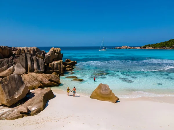 Anse Cocos beach, La Digue Island, Seyshelles, Drone letecký pohled na La Digue Seychelles pohled z ptačí perspektivy, pár mužů a žen kráčejících na pláži při západu slunce při luxusní dovolené — Stock fotografie