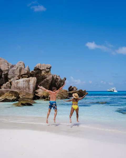 Anse Cocos beach, La Digue Island, Seyshelles, Drone letecký pohled na La Digue Seychelles pohled z ptačí perspektivy, pár mužů a žen kráčejících na pláži při západu slunce při luxusní dovolené — Stock fotografie