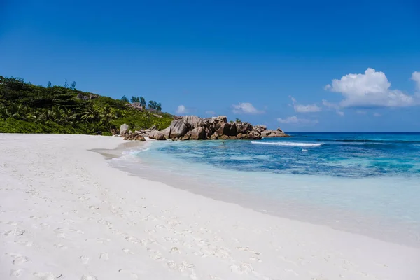 Anse Cocosビーチ, La Digue Island, Seyshelles, La Digueセイシェルのドローンの空中ビュー鳥の目のビュー — ストック写真