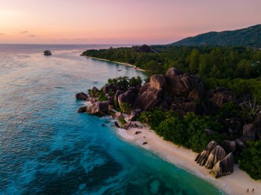 Anse Source dArgent plajı, La Digue Adası, Seyshelles, La Digue Seyşeller 'in kuş bakışı görüntüsü.