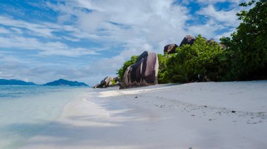 Anse Source dArgent plajı, La Digue Adası, Seyshelles, La Digue Seyşeller 'in kuş bakışı görüntüsü.