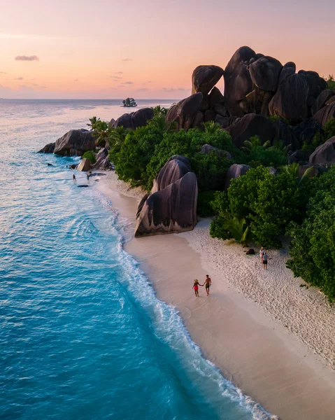 Anse Source dArgent beach, La Digue Island, Seyshelles, Drone Αεροφωτογραφία του La Digue Seychelles bird eye view, ζευγάρι ανδρών και γυναικών που περπατούν στην παραλία κατά τη διάρκεια του ηλιοβασιλέματος σε πολυτελείς διακοπές — Φωτογραφία Αρχείου