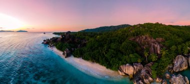 Anse Source dArgent plajı, La Digue Adası, Seyshelles, La Digue Seyşeller 'in kuş bakışı görüntüsü.