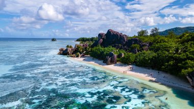 Anse Source dArgent plajı, La Digue Adası, Seyshelles, La Digue Seyşeller 'in kuş bakışı görüntüsü.