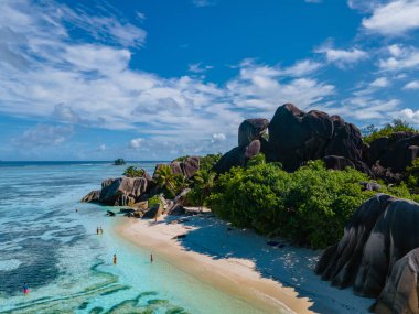 Anse Source dArgent plajı, La Digue Adası, Seyshelles, La Digue Seyşeller 'in kuş bakışı görüntüsü.