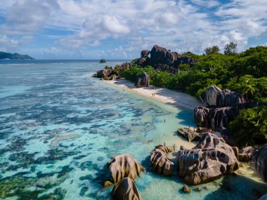 Anse Source dArgent plajı, La Digue Adası, Seyshelles, La Digue Seyşeller 'in kuş bakışı görüntüsü.