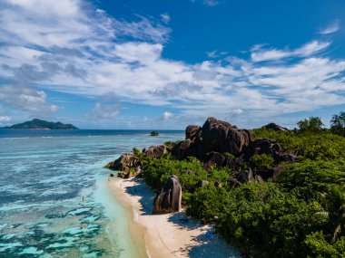 Anse Source dArgent plajı, La Digue Adası, Seyshelles, La Digue Seyşeller 'in kuş bakışı görüntüsü.