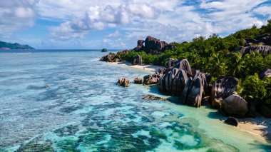 Anse Source dArgent plajı, La Digue Adası, Seyshelles, La Digue Seyşeller 'in kuş bakışı görüntüsü.