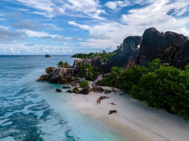 Anse Source dArgent plajı, La Digue Adası, Seyshelles, La Digue Seyşeller 'in kuş bakışı görüntüsü.