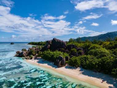 Anse Source dArgent plajı, La Digue Adası, Seyshelles, La Digue Seyşeller 'in kuş bakışı görüntüsü.