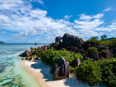 Anse Source dArgent plajı, La Digue Adası, Seyshelles, La Digue Seyşeller 'in kuş bakışı görüntüsü.