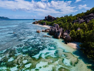 Anse Source dArgent plajı, La Digue Adası, Seyshelles, La Digue Seyşeller 'in kuş bakışı görüntüsü.