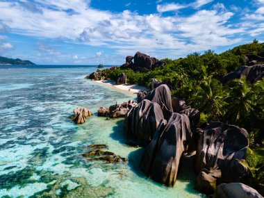Anse Source dArgent plajı, La Digue Adası, Seyshelles, La Digue Seyşeller 'in kuş bakışı görüntüsü.