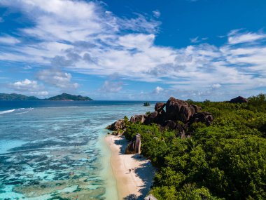 Anse Source dArgent plajı, La Digue Adası, Seyshelles, La Digue Seyşeller 'in kuş bakışı görüntüsü.