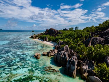 Anse Source dArgent plajı, La Digue Adası, Seyshelles, La Digue Seyşeller 'in kuş bakışı görüntüsü.