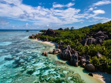 Anse Source dArgent plajı, La Digue Adası, Seyshelles, La Digue Seyşeller 'in kuş bakışı görüntüsü.