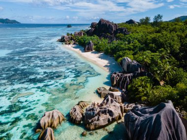 Anse Source dArgent plajı, La Digue Adası, Seyshelles, La Digue Seyşeller 'in kuş bakışı görüntüsü.