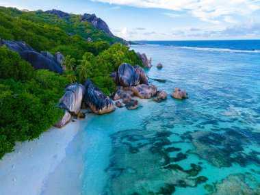 Anse Source dArgent plajı, La Digue Adası, Seyshelles, La Digue Seyşeller 'in kuş bakışı görüntüsü.