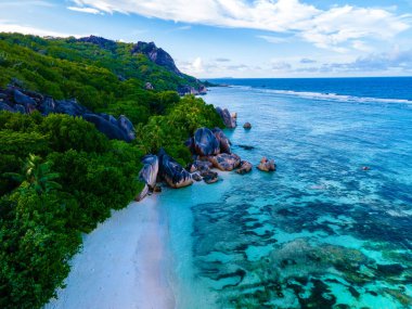Anse Source dArgent plajı, La Digue Adası, Seyshelles, La Digue Seyşeller 'in kuş bakışı görüntüsü.