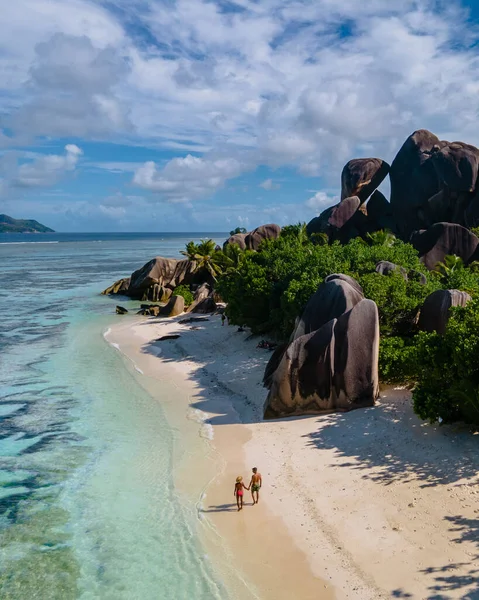 Anse Source dArgent beach, La Digue Island, Seyshelles, Drone Αεροφωτογραφία του La Digue Seychelles bird eye view, ζευγάρι ανδρών και γυναικών που περπατούν στην παραλία κατά τη διάρκεια του ηλιοβασιλέματος σε πολυτελείς διακοπές — Φωτογραφία Αρχείου