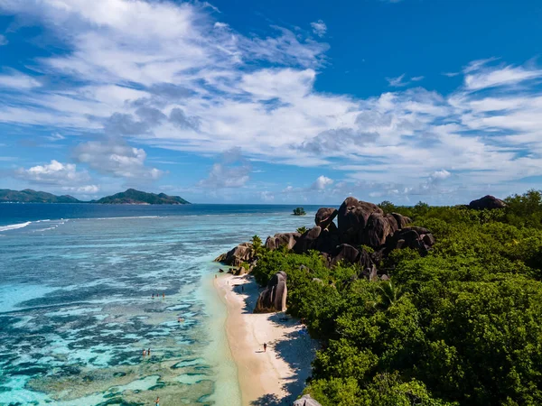 Anse Source dArgent plajı, La Digue Adası, Seyshelles, La Digue Seyşeller 'in kuş bakışı görüntüsü.