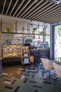 Pattaya Tayland 'daki sahil kafe, Pattaya Tayland' da bir kafede içki içen çift.