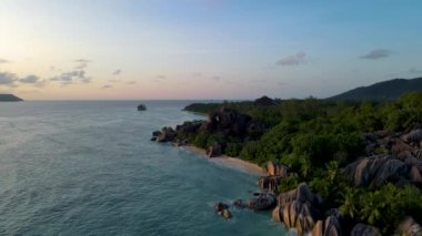 Anse Source dArgent plajı, La Digue Adası, Seyshelles, La Digue Seyşeller 'in kuş bakışı görüntüsü.