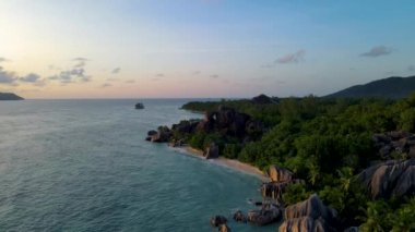 Anse Source dArgent plajı, La Digue Adası, Seyshelles, La Digue Seyşeller 'in kuş bakışı görüntüsü.