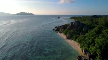 Anse Source dArgent plajı, La Digue Adası, Seyshelles, La Digue Seyşeller 'in kuş bakışı görüntüsü.