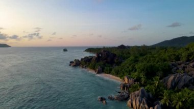 Anse Source dArgent plajı, La Digue Adası, Seyshelles, La Digue Seyşeller 'in kuş bakışı görüntüsü.