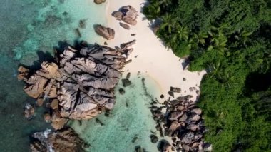 Anse Cocos plajı, La Digue Adası, Seyshelles, La Digue Seyşeller 'in kuş bakışı görüntüsü.