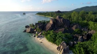 Anse Source dArgent plajı, La Digue Adası, Seyshelles, La Digue Seyşeller 'in kuş bakışı görüntüsü.