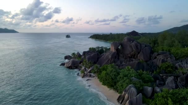 Anse Source dArgent pláž, La Digue Island, Seyshelles, Drone letecký pohled na La Digue Seychely pohled z ptačí perspektivy, pár mužů a žen procházky na pláži při západu slunce při luxusní dovolené — Stock video