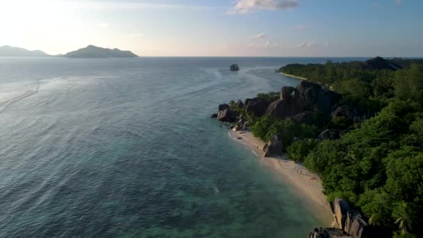 Anse Source Dargent beach, La Digue Island, Seyshelles, La Digueセイシェルのドローン航空写真鳥の目のビュー — ストック動画