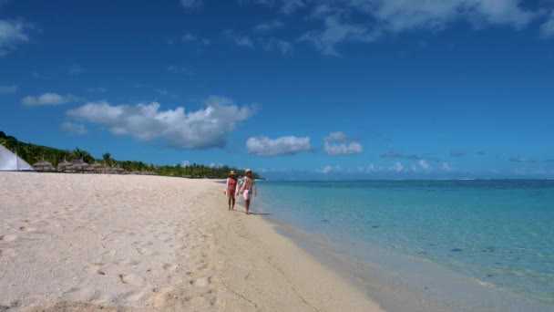 Le Morne pláž Mauricius, tropická pláž s palmami a bílým pískem modrý oceán pár mužů a žen procházky na pláži během dovolené — Stock video