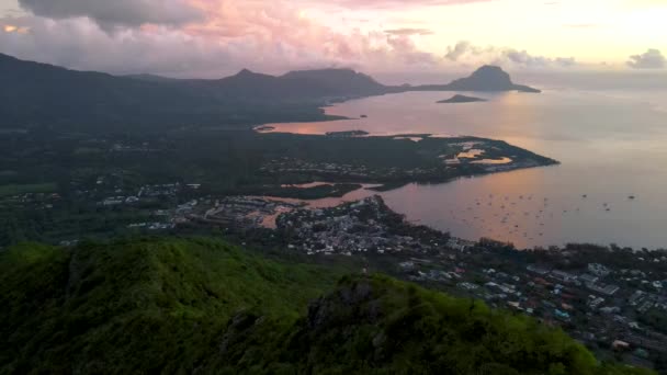 Mauritius, Blick vom Berg bei Sonnenuntergang, Black River Gorges National Park Mauritius, Paar Mann und Frau beim Sonnenuntergang — Stockvideo