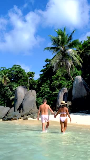 Anse Takamaka beach Mahe Seychelles, tropical beach with palm trees and a blue ocean, couple man and woman on the beach — Vídeos de Stock