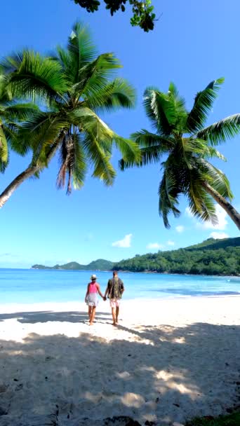 Anse Takamaka beach Mahe Seychelles, tropical beach with palm trees and a blue ocean, couple man and woman on the beach — Stock videók