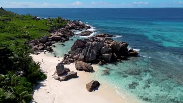 Plage d'Anse Cocos, Île de La Digue, Seyshelles, Drone vue aérienne de La Digue Seychelles vue aérienne — Video