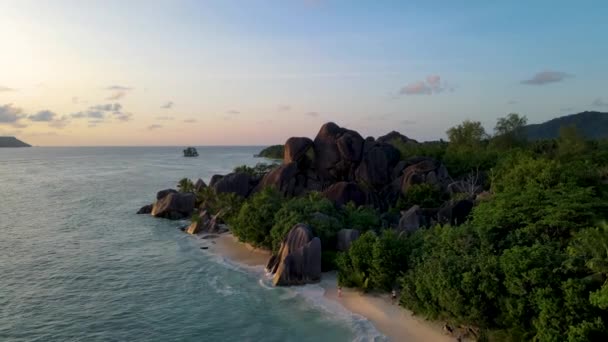 Anse Source dArgent Strand, Insel La Digue, Seychellen, Drohnenaufnahme von La Digue Seychellen aus der Vogelperspektive — Stockvideo