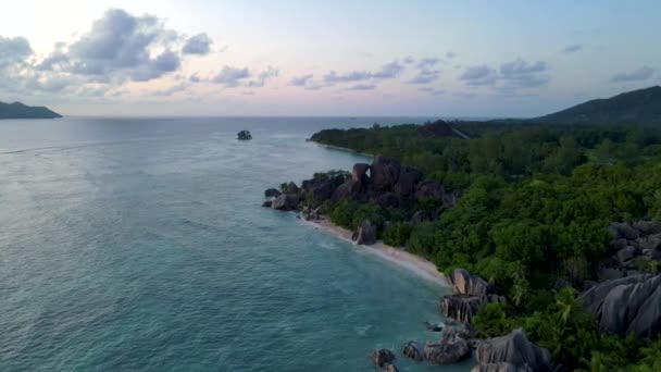 Anse Source dArgent beach, La Digue Island, Seyshelles, Drone légi kilátás a La Digue Seychelles madártávlatból, pár férfi és nő sétál a strandon napnyugtakor egy luxus nyaralás — Stock videók
