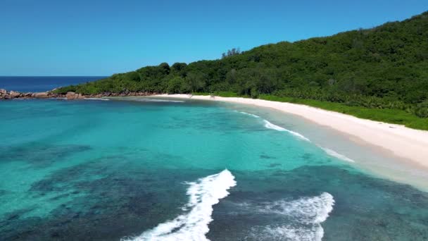 Anse Cocos strand, La Digue Island, Seyshelles, Drone légi kilátás a La Digue Seychelles madártávlat — Stock videók