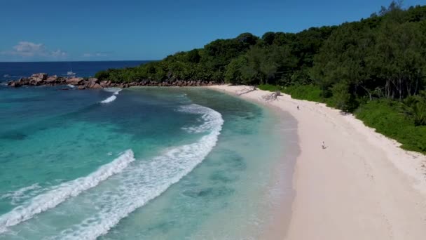 Anse Cocosビーチ, La Digue Island, Seyshelles, La Digueセイシェルのドローンの空中ビュー鳥の目のビュー — ストック動画