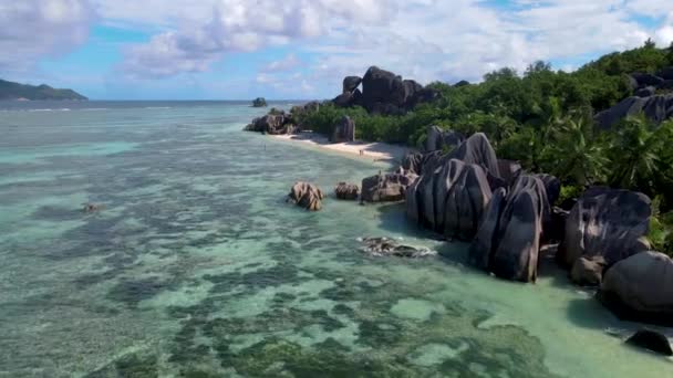 Anse Source dArgent beach, La Digue Island, Seyshelles, Drone letecké zobrazení La Digue Seychely pohled z ptačí perspektivy — Stock video